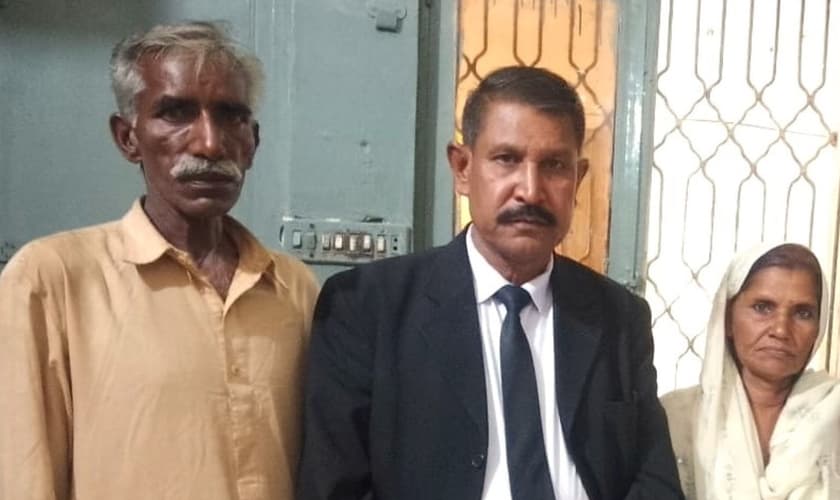 O advogado Hanif Hameed acompanhado pelos pais da adolescente. (Foto: Reprodução/Morning Star News)