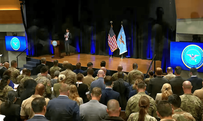 Pastor Brooks Potteiger prega aos participantes do culto de oração no Pentágono. (Captura de tela/YouTube/Defense Now)