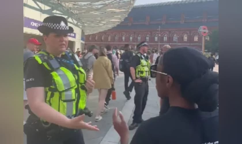 A evangelista Monique foi abordada por uma oficial da Polícia Metropolitana do Reino Unido. (Foto: Reprodução/Instagram/MON B).