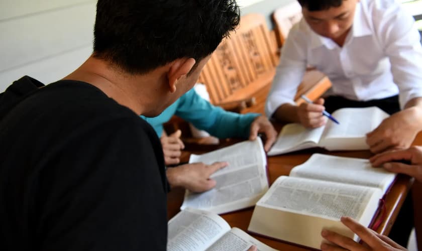 Cristãos estudando a Bíblia na China. (Foto: Ilustração/Portas Abertas)