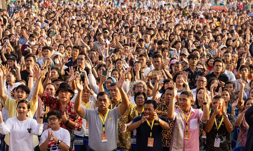 A multidão no evento evangelístico. (Foto: Reprodução/BGEA)