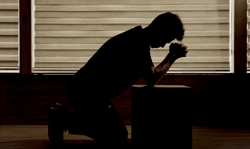 Homem orando na Coreia do Norte. (Foto representativa: Portas Abertas)