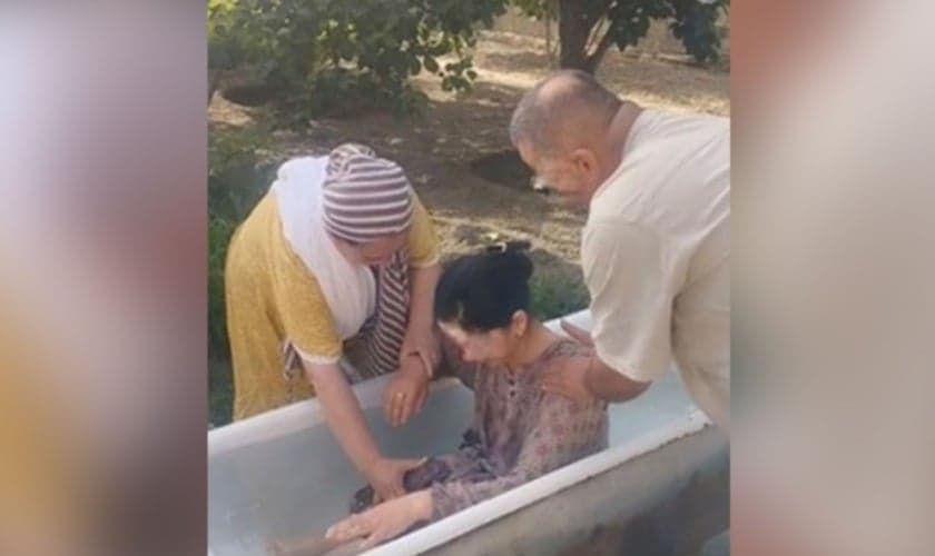 O batismo de Naima. (Foto: Reprodução/Open Doors Uk)