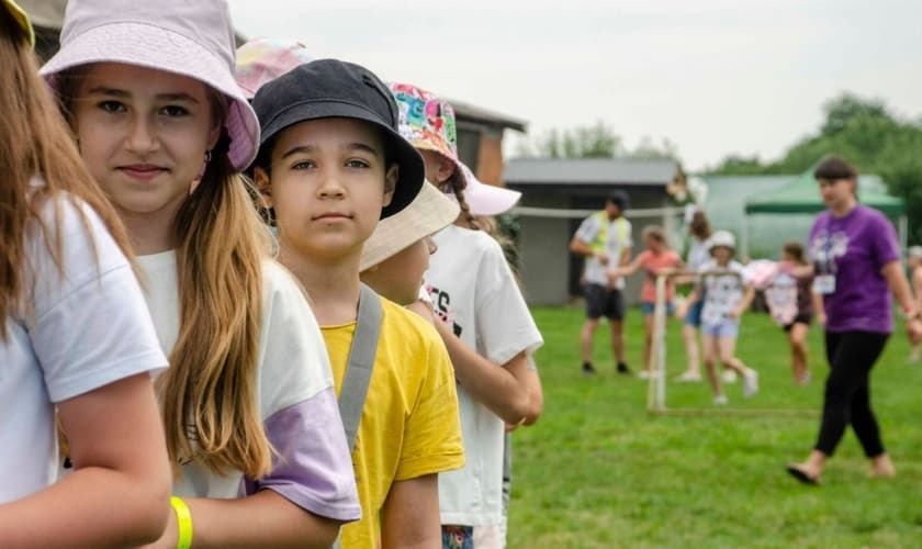 Crianças no acampamento. (Foto: Reprodução/Facebook/Mission Eurasia)