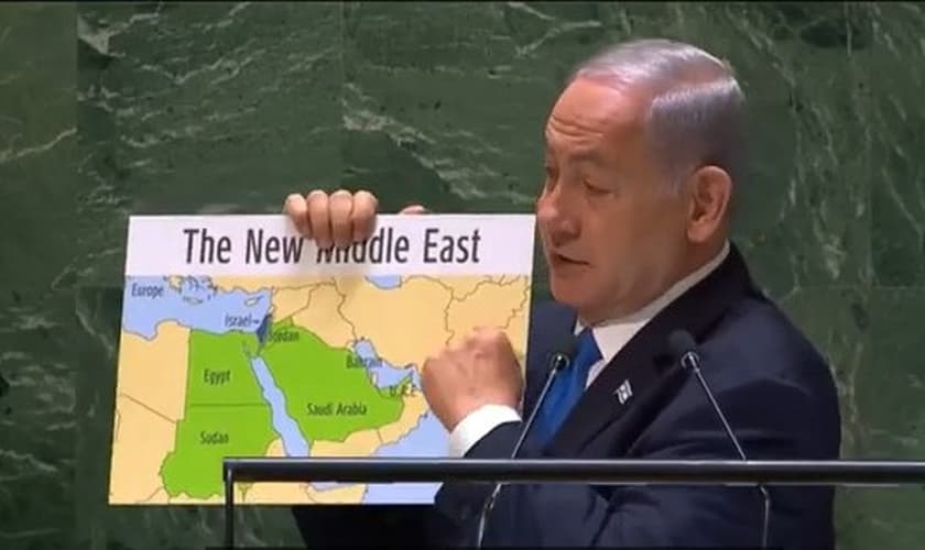 O primeiro-ministro israelense Benjamin Netanyahu exibe mapas na Assembleia Geral da ONU de 2024. (Captura de tela/YouTube/ONU)