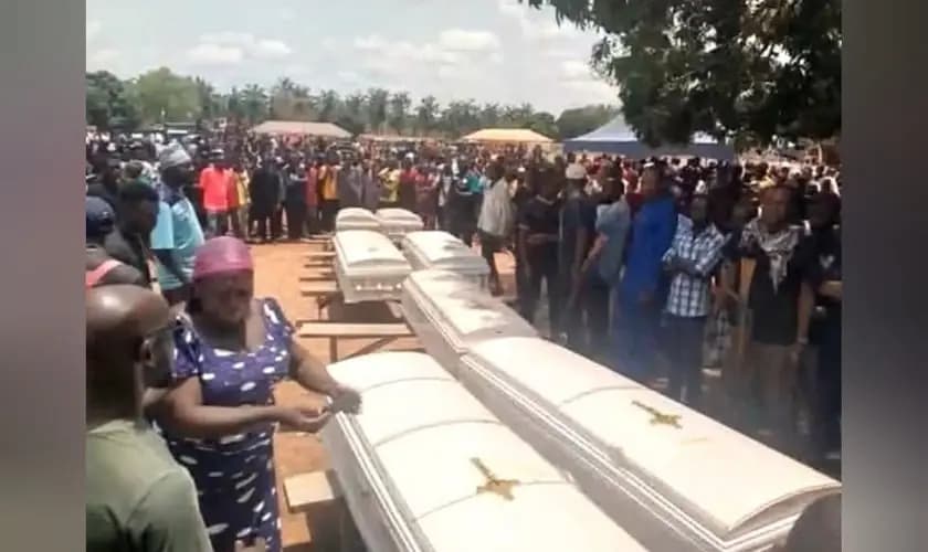 Funeral de cristãos mortos em 1º de junho de 2025 no estado de Benue. (Foto: Morning Star News).