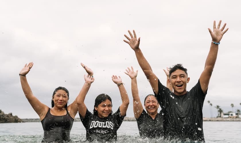 O batismo da Harvest Christian Fellowship aconteceu em Pirates Cove. (Foto: Facebook/Greg Laurie).