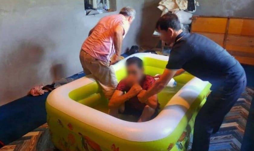 Batismo secreto. (Foto: Reprodução/Instagram/Open Doors UK)