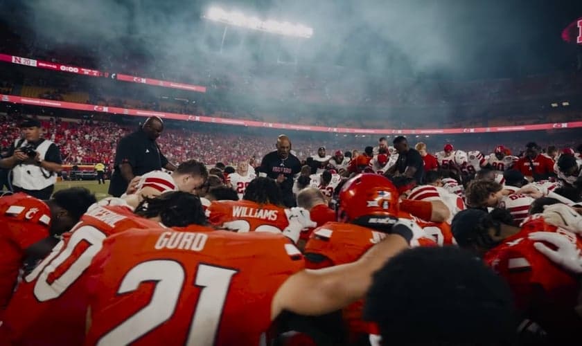 Os jogadores do Nebraska e do Cincinnati oraram juntos no campo. (Foto: Reprodução/YouTube/Nebraska Huskers).