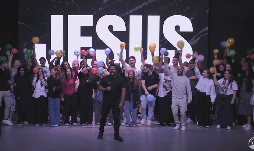 Marcus Ferreira contando o testemunho na igreja. (Foto: Reprodução/YouTube/PIBCR Oficial)