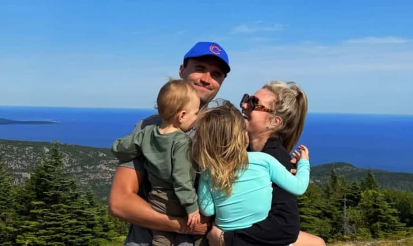 Charlie Kirk com sua família. (Foto: Instagram/mrserikakirk).