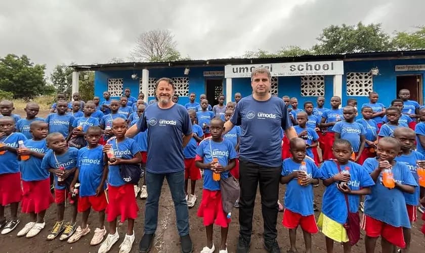 Pastores Marcos Correa e Elias Caetano na Umodzi School da Missão Mãos Estendidas. (Foto: Guiame/Marcos Correa).