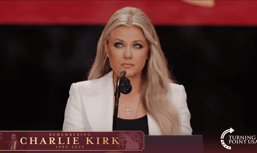 Erika Kirk durante seu discurso no funeral de Charlie Kirk, em Glendale, Arizona. (Captura de tela/YouTube/Turning Point USA)