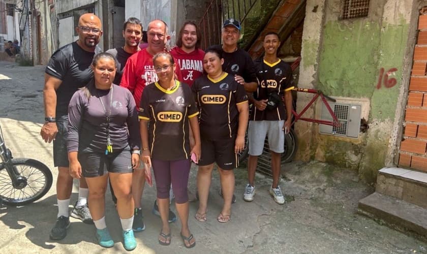 A equipe missionária na favela. (Foto: Reprodução/IMB)
