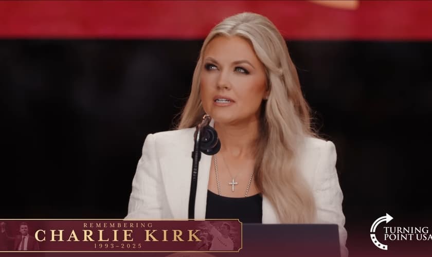 Erika Kirk durante seu discurso no funeral de Charlie Kirk, em Glendale, Arizona. (Captura de tela/YouTube/Turning Point USA)