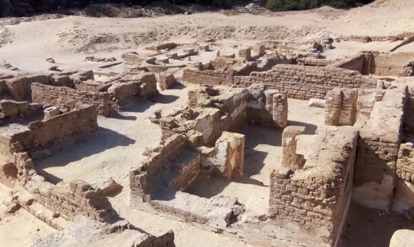 Arqueólogos descobriram estruturas de tijolos de barro no Oásis de Kharga. (Foto: Divulgação/Ministério do Turismo e Antiguidades do Egito).
