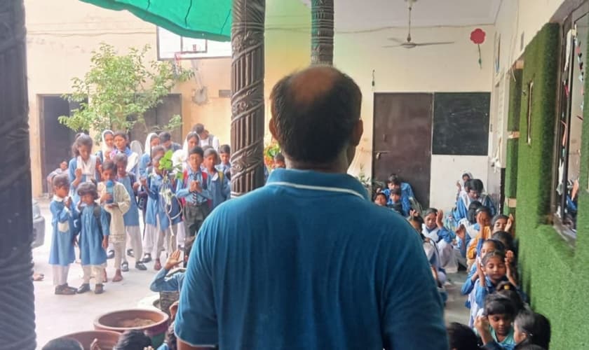 Shamshad Masih ministrando a crianças. (Foto: Arquivo pessoal cedido ao Guiame)
