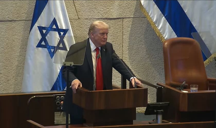 Donald Trump discursa no Knesset em um momento histórico, durante a cerimônia de retorno dos reféns israelenses. (Captura de tela/YouTube/White House)