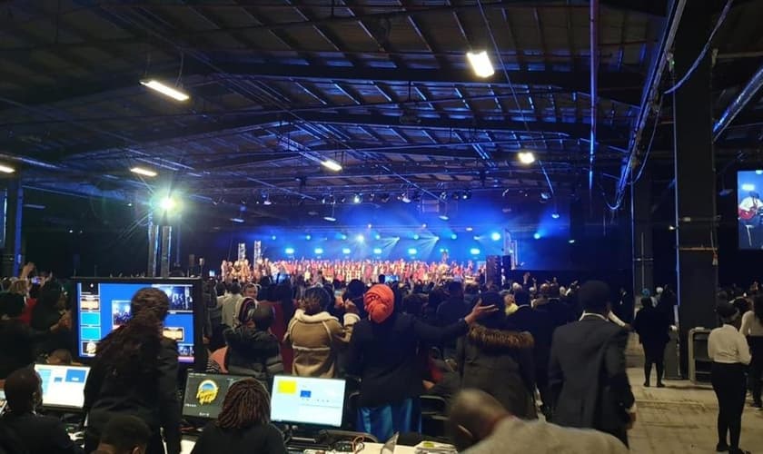 Centenas de pessoas participam de um culto da Igreja Cristã Redimida de Deus em Londres, marcado por louvor, oração e celebração comunitária. (Foto: RCCG)