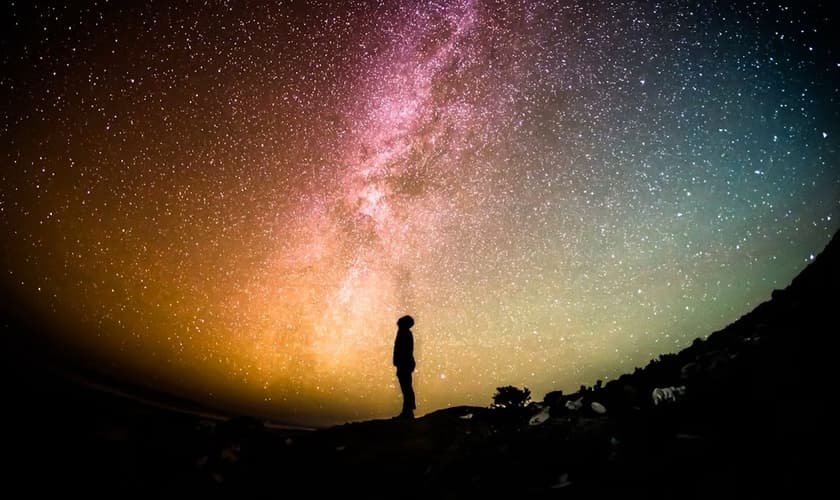 As evidências citadas vão desde o Big Bang até a complexidade do DNA e do genoma humano. (Foto: Unsplash/Greg Rakozy)