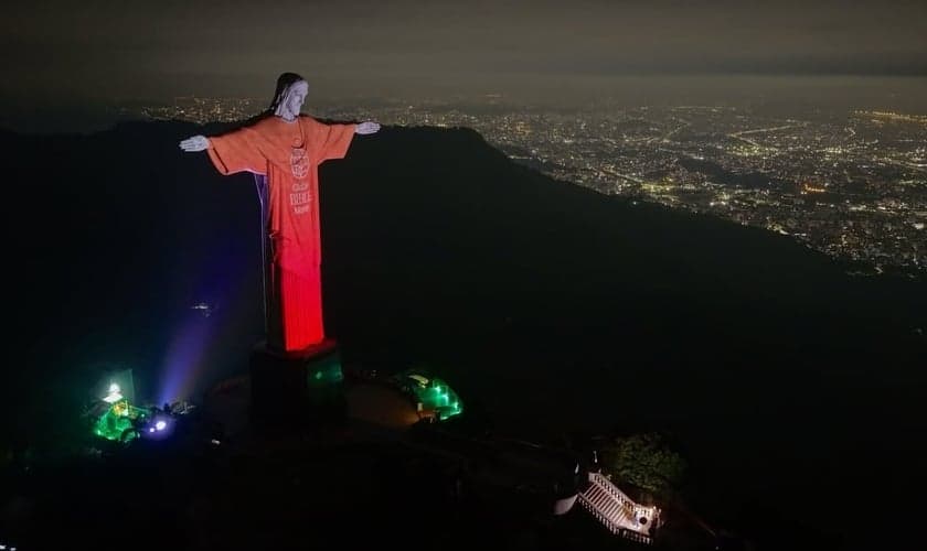 A YouVersion projetou um versículo no Cristo Redentor. (Foto: Instagram/YouVersion Português).