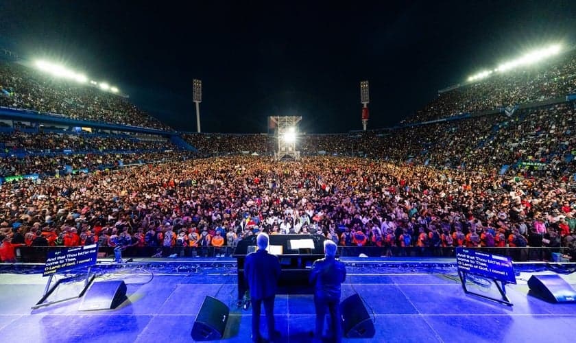 Franklin Graham reúne 75 mil pessoas no Estádio Vélez em duas noites de evangelismo durante o evento “Esperanza Buenos Aires”. (Foto: Associação Evangelística Billy Graham)