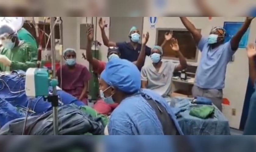 Médicos e enfermeiros louvaram em gratidão ao Senhor. (Foto: Reprodução/Facebook/Kachinga Sichizya).