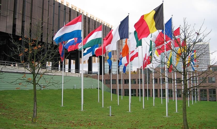 Complexo do Tribunal de Justiça da União Europeia em Luxemburgo, com bandeiras dos países da EU. (Foto: Creative Commons)
