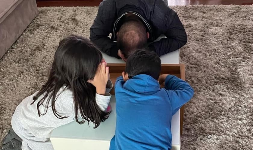 Davi de Castro orando com a família. (Foto: Reprodução/Instagram/Márcia Kétsia)