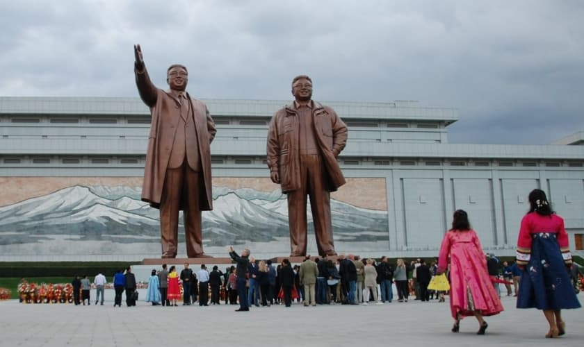 Na Coreia do Norte, a família regente é vista como divindade e exige adoração. (Foto: Portas Abertas)