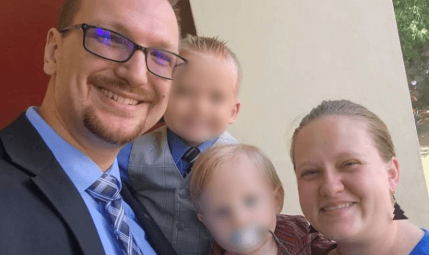 Matt e Savannah Gardner com seus filhos Jedidiah, de 4 anos, e Mason, de 1 ano. (Foto: Reprodução/Baptist International Missions, Inc.)