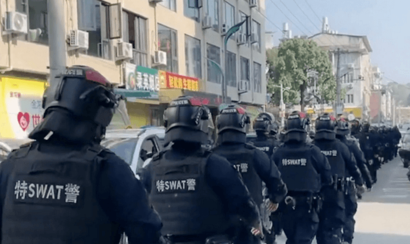 Unidades especiais da SWAT enviados a Yayang para prender cristãos. (Captura de tela/ChinaAid)
