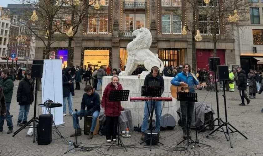 O evangelismo de rua. (Foto: Reprodução/Revive)