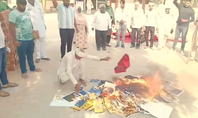 A queima de Bíblia durante o ataque. (Foto: Reprodução/Morning Star News)