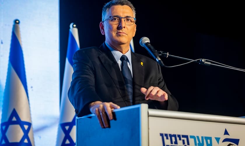 O ministro das Relações Exteriores de Israel, Gideon Saar. (Foto: Wikimedia Commons/DedaSasha).