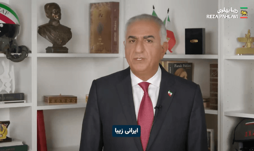 O príncipe herdeiro do Irã, Reza Pahlavi, durante mensagem em vídeo ao povo iraniano. (Captura de tela/X/Reza Pahlavi)