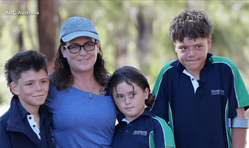 Austin Appelbee (à direita) fala sobre o incidente ao lado da mãe, Joanne, da irmã Grace, e do irmão, Beau. (Captura de tela/ABC Australia)
